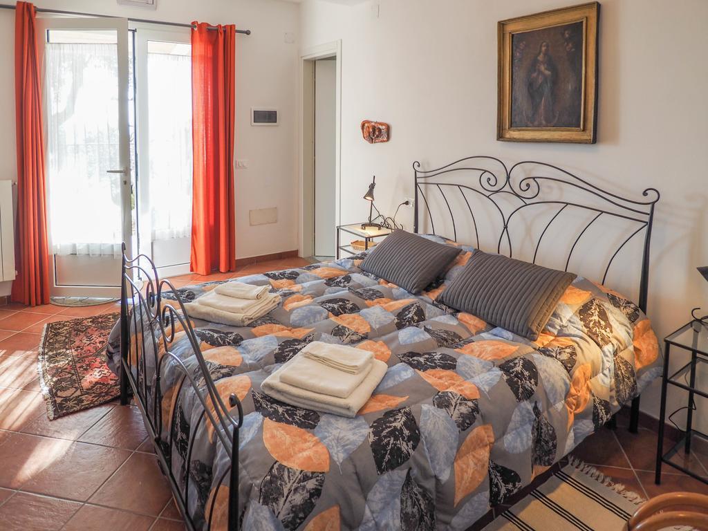 Bed and Breakfast Tra Gli Ulivi П'єтра-Лігуре Екстер'єр фото